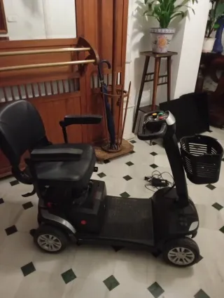 Silla de ruedas eléctrica negra