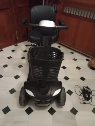 Silla de ruedas eléctrica negra