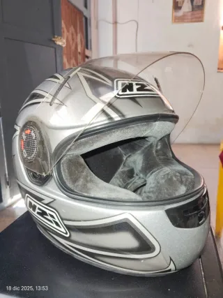Casco de moto NZI plateado