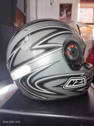 Casco de moto NZI plateado
