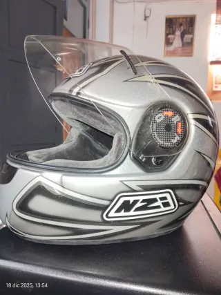 Casco de moto NZI plateado