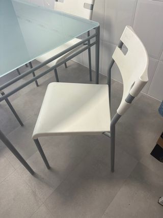 Mesa de cocina con 4 sillas a juego.