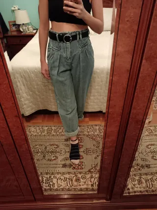 Vaqueros de cintura alta con cinturón