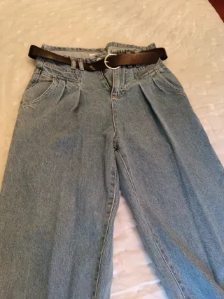 Vaqueros de cintura alta con cinturón