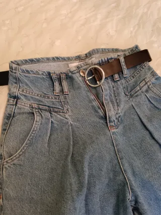 Vaqueros de cintura alta con cinturón