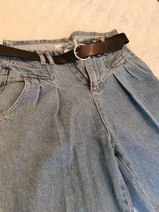 Vaqueros de cintura alta con cinturón