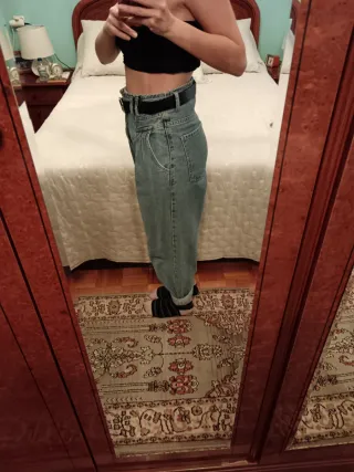 Vaqueros de cintura alta con cinturón