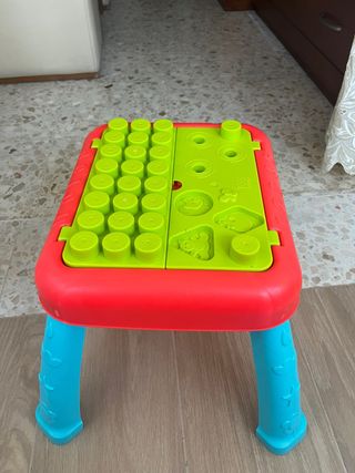 Mesa de actividades para bebés
