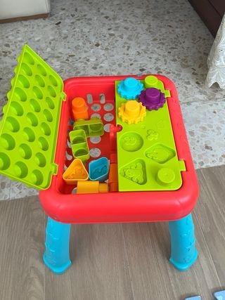 Mesa de actividades para bebés