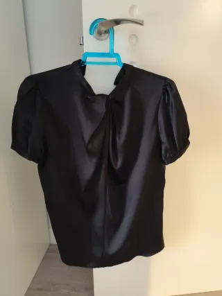 Blusa de raso negra