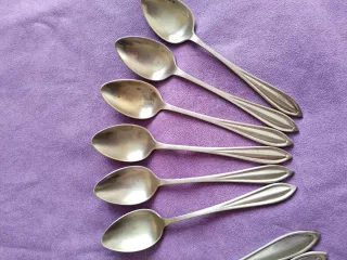 Cucharas y tenedores medianos de alpaca.