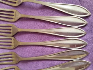 Cucharas y tenedores medianos de alpaca.