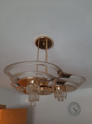 Lámpara de techo dorada y cristal