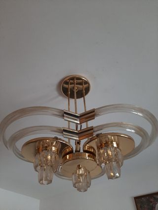 Lámpara de techo dorada y cristal