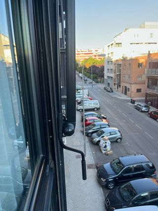 Toldo cofre aluminio negro, lona  beige y marrón