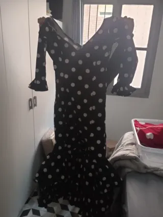 Traje de flamenca negro con lunares blancos