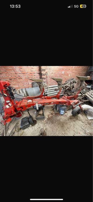 Arado Kuhn 375 E Arado de 3 rejas 16pulgadas