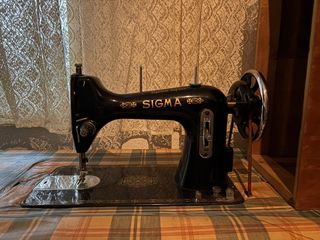 Máquina de coser Sigma antigua.