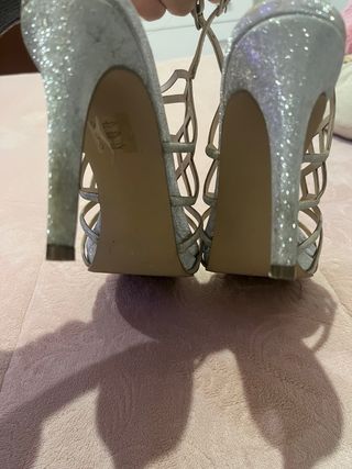 Tacones finos plateados brillantes talla 40