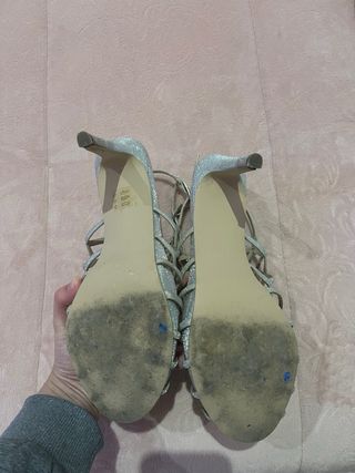 Tacones finos plateados brillantes talla 40