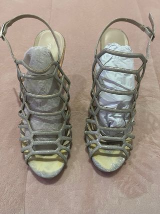 Tacones finos plateados brillantes talla 40