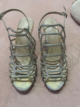 Tacones finos plateados brillantes talla 40