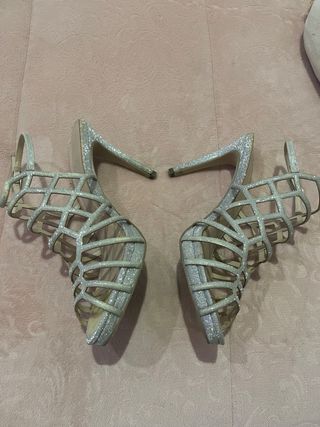 Tacones finos plateados brillantes talla 40