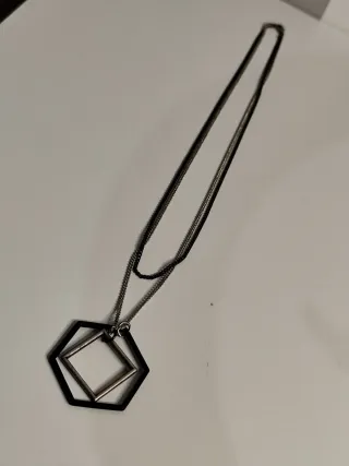 Colar duplo com pingente geométrico