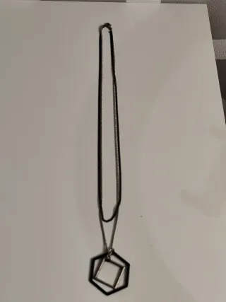 Colar duplo com pingente geométrico