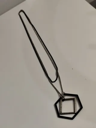 Colar duplo com pingente geométrico