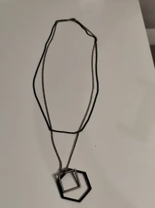 Colar duplo com pingente geométrico