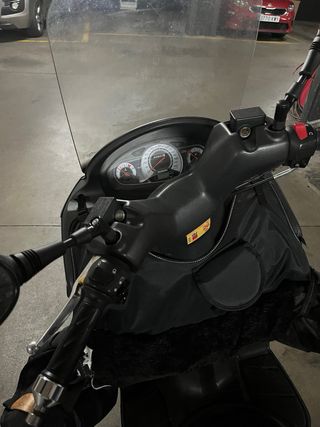 Suzuki Burgman 200 gris