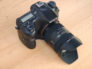 Cámara Sony Alpha 77 II + Objetivo Zeiss 16-80mm