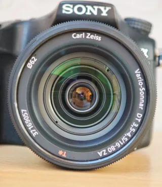 Cámara Sony Alpha 77 II + Objetivo Zeiss 16-80mm