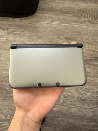 Nintendo 3DS XL con due giochi