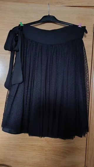 Falda tul negro con pequeños lunares y lazo latera