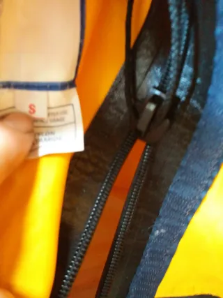 Traje seco Musto amarillo y azul