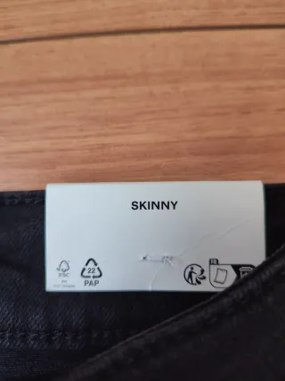 Pantalón vaquero negro chico nuevo