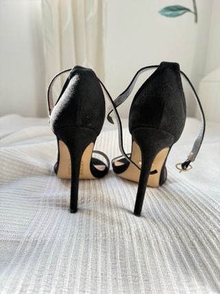 Tacones negros de tiras