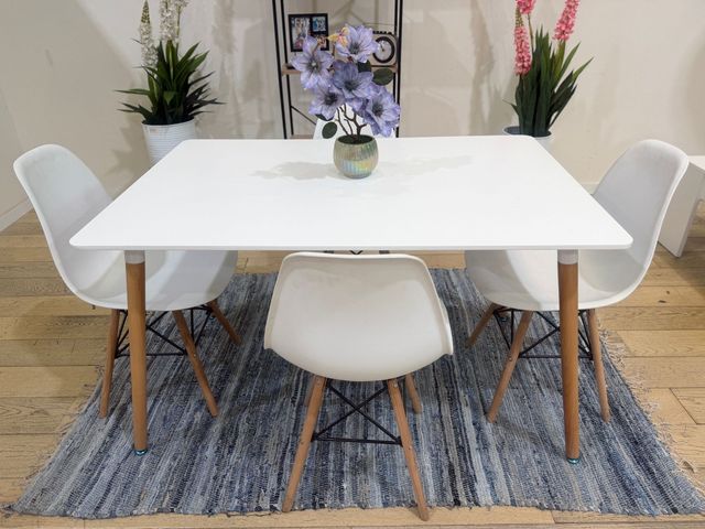 Mesa con 4 sillas nuevas de fábrica