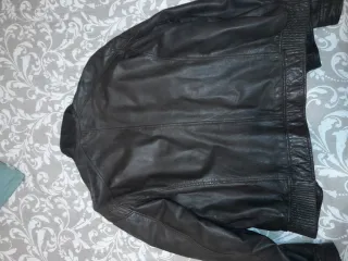 Chamarra de cuero para hombre. Marca TORRAS.