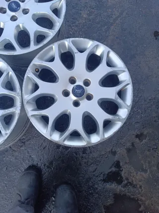 Llantas sueltas Ford Focus '08  17"