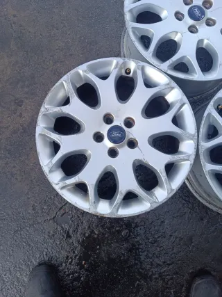 Llantas sueltas Ford Focus '08  17"