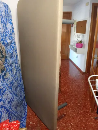 Somier tapizado con patas seminuevo