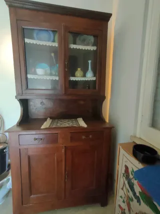 Vetrina mobile in legno e vetro