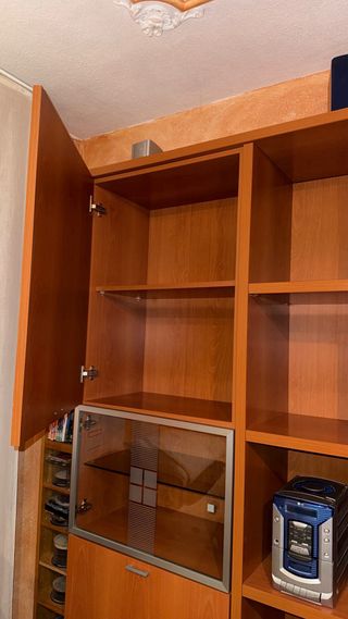 Mueble del salón con mesa a conjunto con puffs