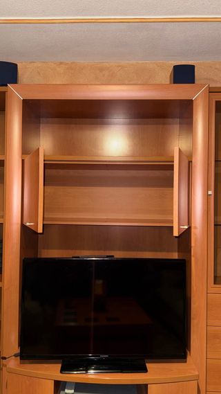 Mueble del salón con mesa a conjunto con puffs