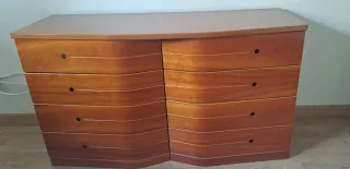 Mesitas de noche y cómoda de madera.