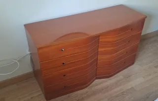 Mesitas de noche y cómoda de madera.