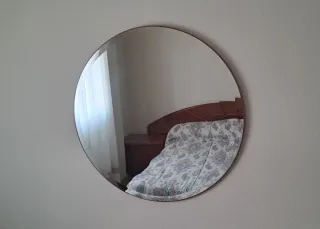 Mesitas de noche y cómoda de madera.